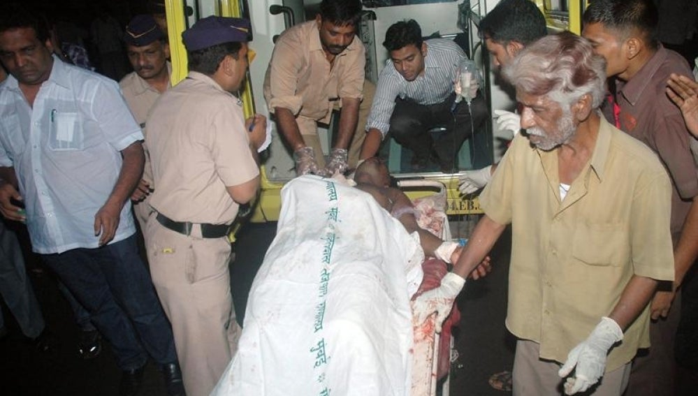 Traslado de heridos en Bombay