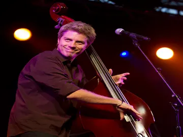 El músico Kyle Eastwood en un momento de su actuación en Vitoria. El músico Kyle Eastwood en un momento de su actuación en Vitoria.
