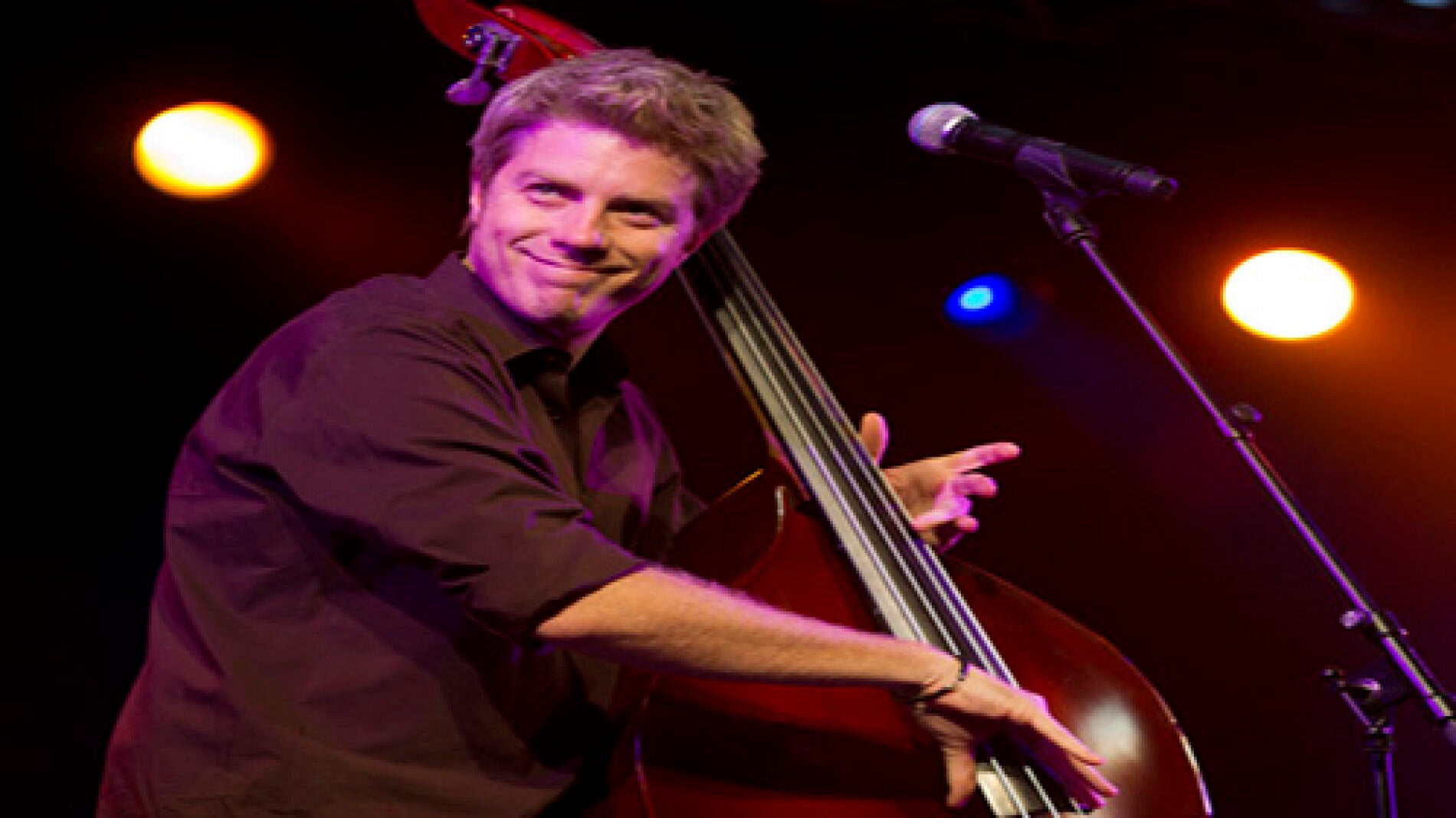 El m&uacute;sico Kyle Eastwood en un momento de su actuaci&oacute;n en Vitoria.