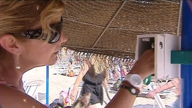 Bañarse a salvo de robos es posible gracias a las taquillas en las sombrillas