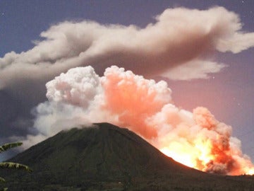 El volcán Lokon de Indonesia