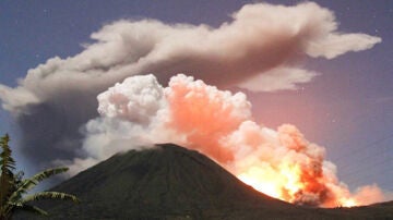 El volcán Lokon de Indonesia