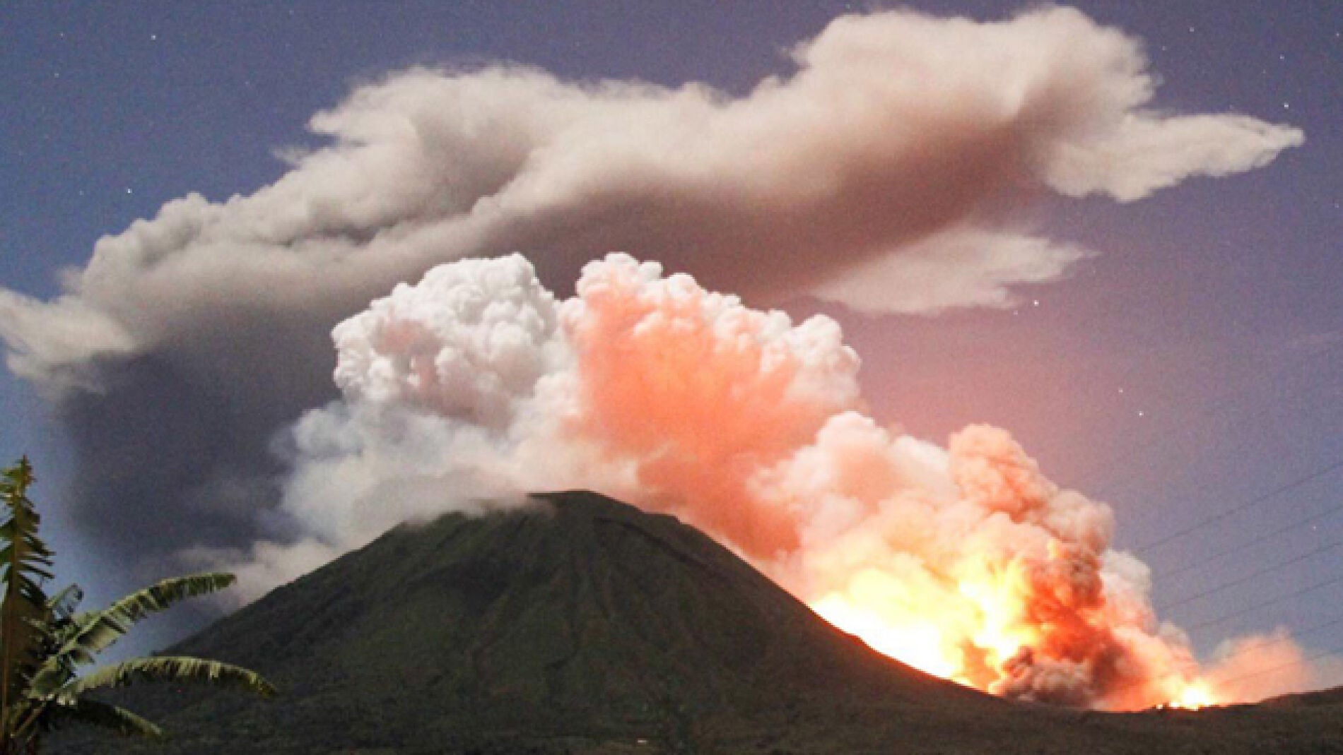 El volc&aacute;n Lokon de Indonesia