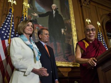 El Dalai Lama acompañado por Nancy Pelosy y John Boehner