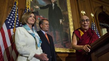 El Dalai Lama acompañado por Nancy Pelosy y John Boehner