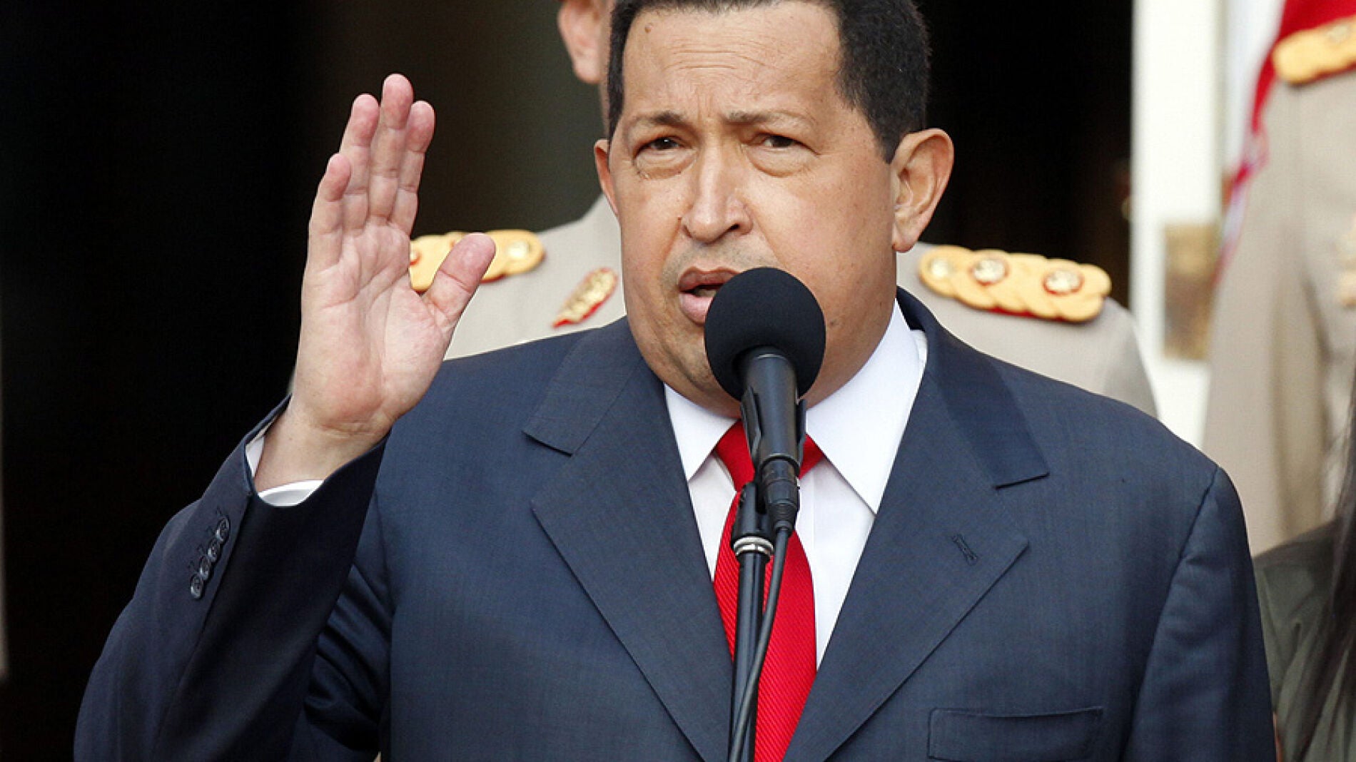 Hugo Ch&aacute;vez tiene permiso para viajar a Cuba