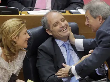Camps, arropado por el PP y atacado por el PSOE Camps, arropado por el PP y atacado por el PSOE