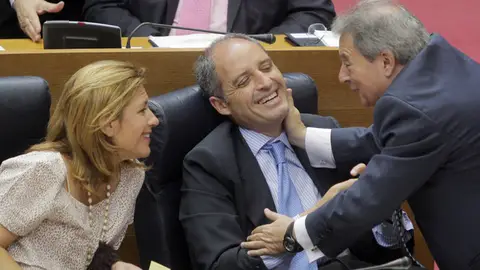 Camps, arropado por el PP y atacado por el PSOE Camps, arropado por el PP y atacado por el PSOE