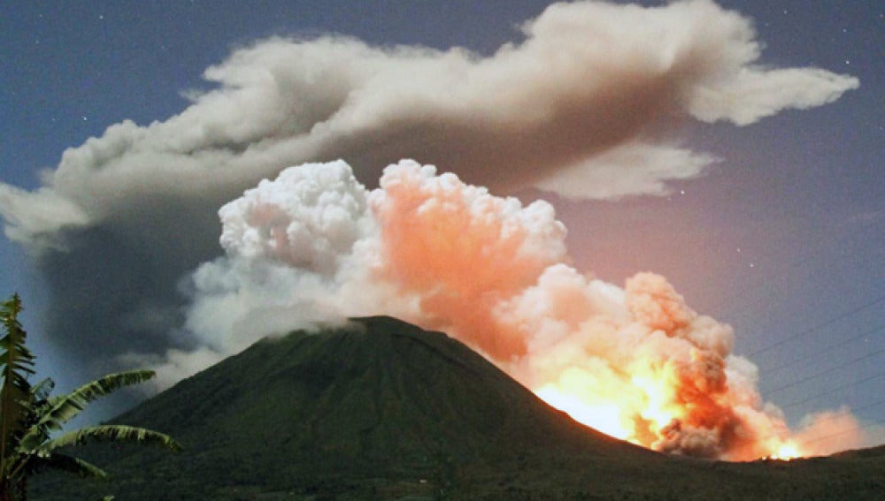 Miles de evacuados en Indonesia tras la erupción del volcán Lokon