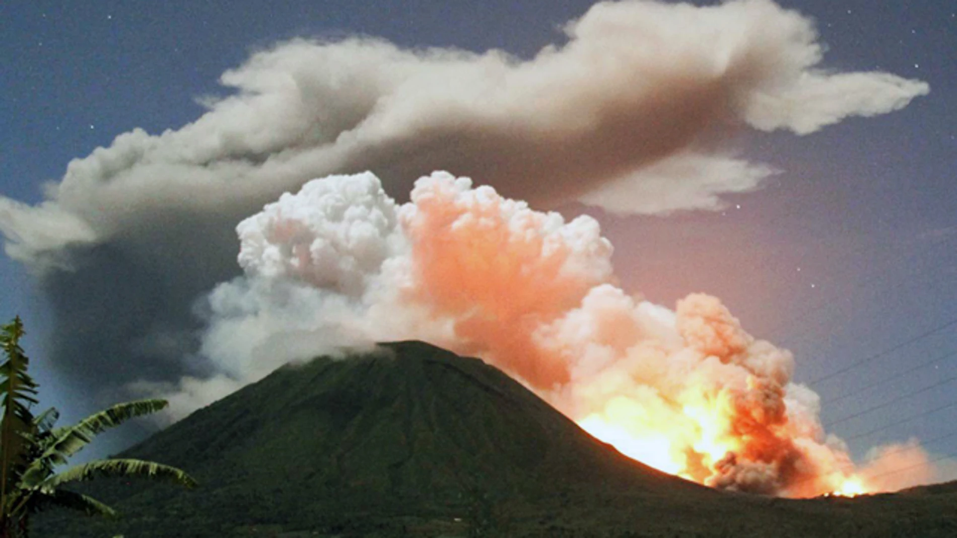 Miles de evacuados en Indonesia tras la erupción del volcán Lokon Miles de evacuados en Indonesia tras la erupción del volcán Lokon