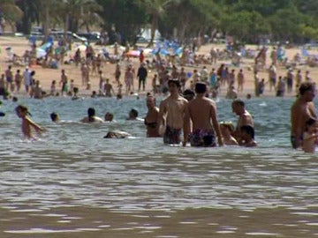 Bañistas disfrutan del agua en verano