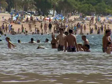 Bañistas disfrutan del agua en verano Bañistas disfrutan del agua en verano