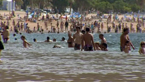 Ba&ntilde;istas disfrutan del agua en verano