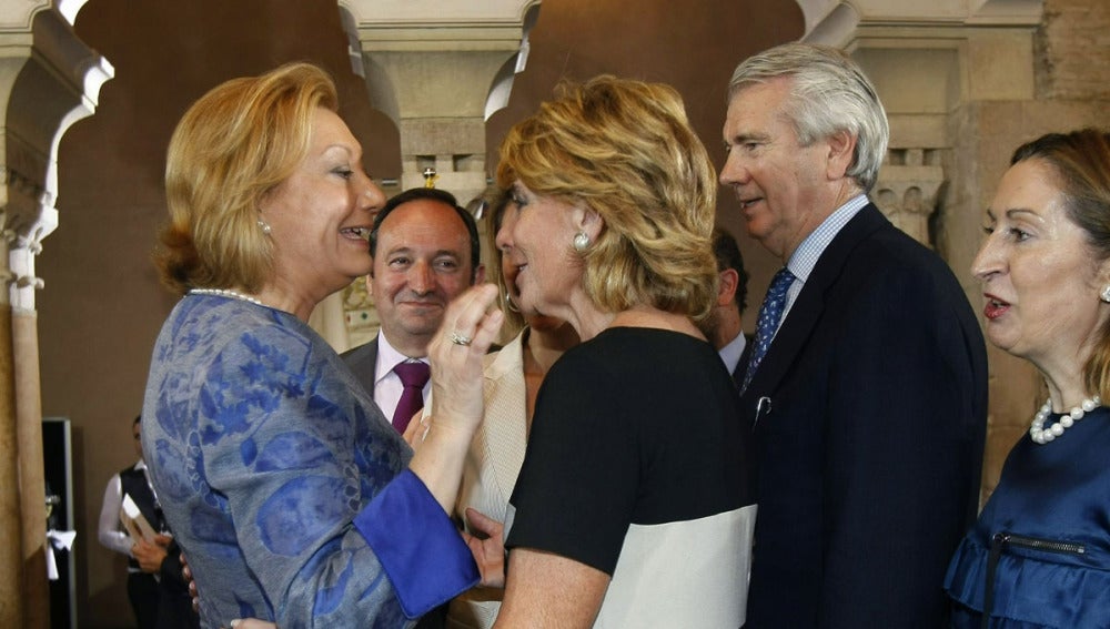 Esperanza Aguirre junto a Luisa Fernanda Rudi (i) tras su toma de posesión como presidenta de Aragón