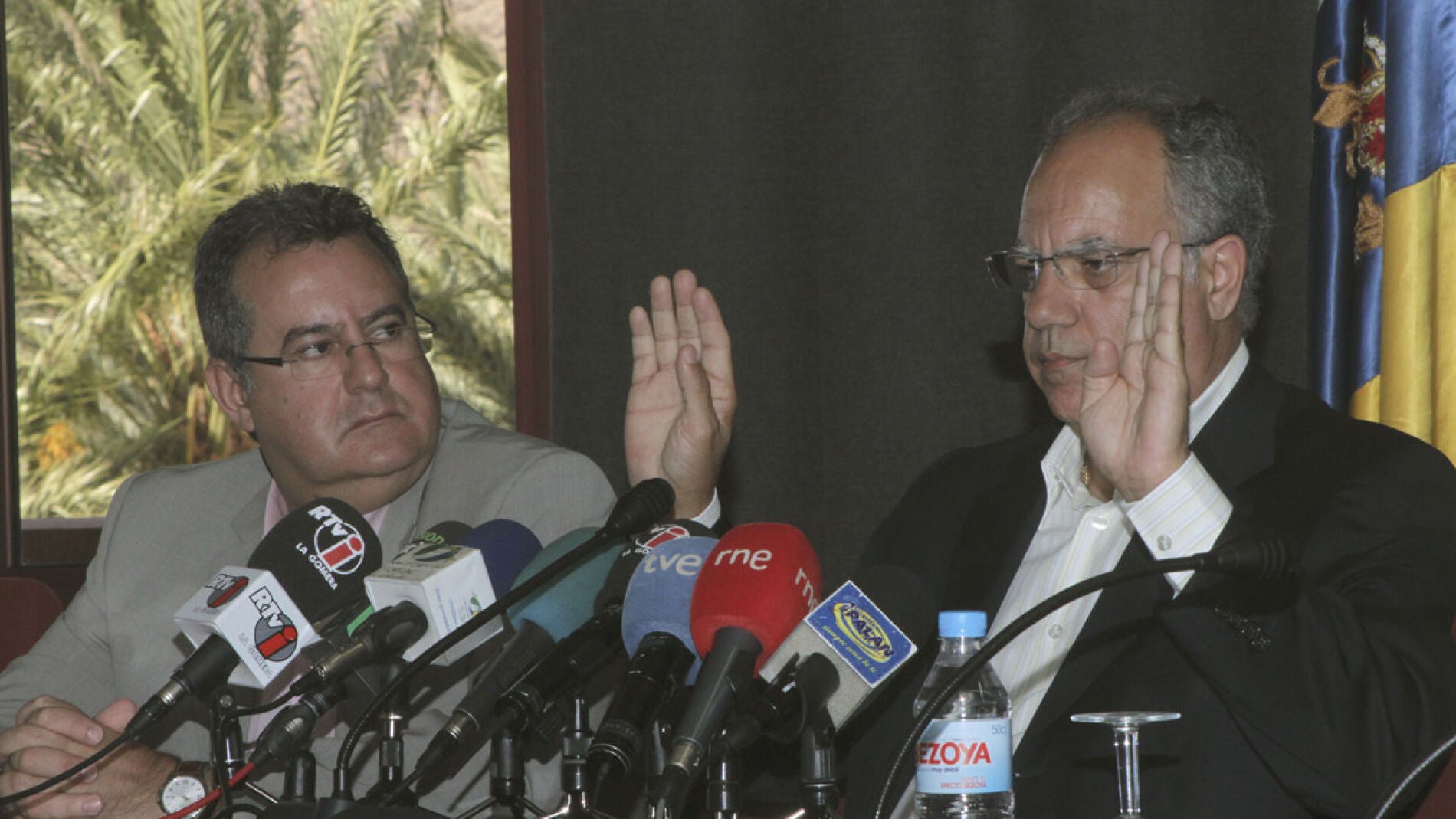 Casimiro Curbelo, acompa&ntilde;ado por el vicepresidente del Cabildo, Gregorio Medina