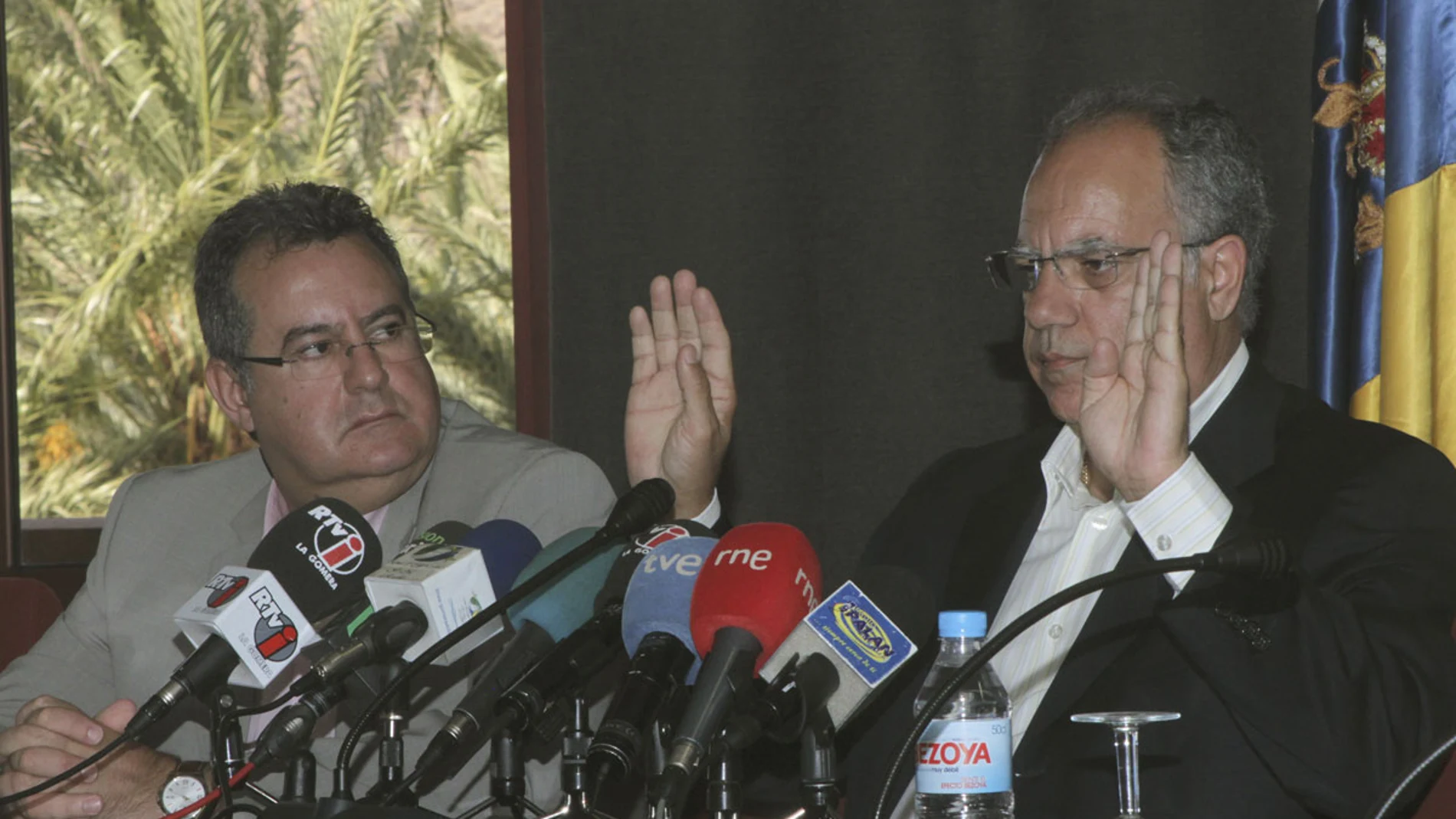 Casimiro Curbelo, acompañado por el vicepresidente del Cabildo, Gregorio Medina Casimiro Curbelo, acompañado por el vicepresidente del Cabildo, Gregorio Medina