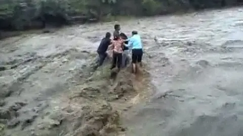 Un torrente arrastra a una familia por un acantilado Un torrente arrastra a una familia por un acantilado