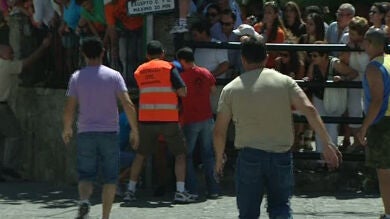 Un joven permanece en estado grave por asta de toro