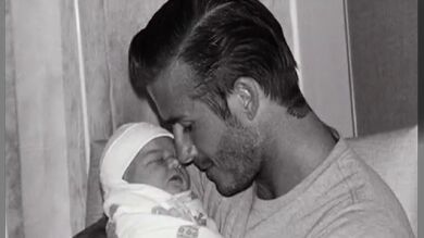 Los Beckham presentan a su hija Harper