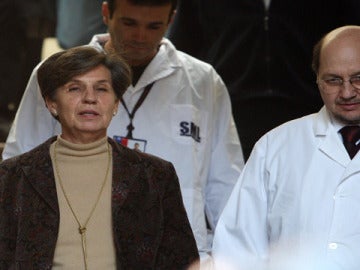 La senadora Isabel Allende junto al director del Servicio Médico Legal. 