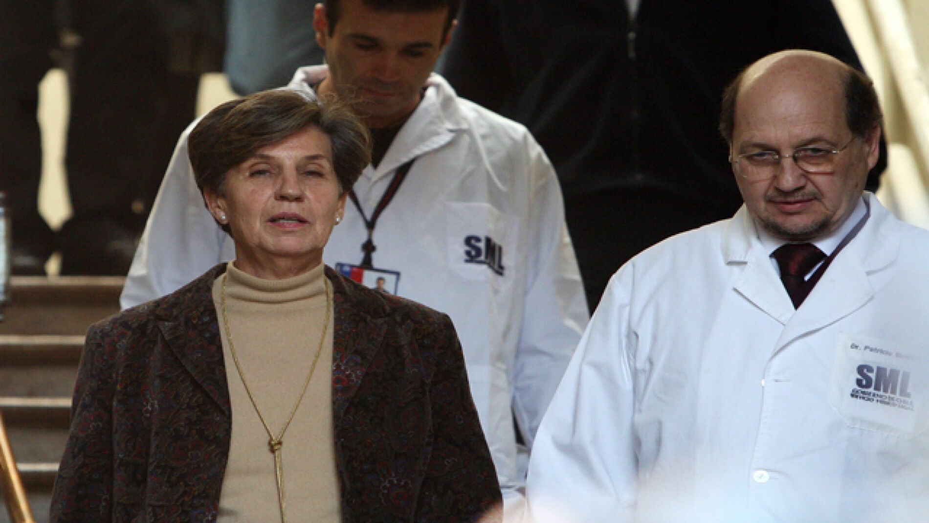 La senadora Isabel Allende junto al director del Servicio M&eacute;dico Legal. 