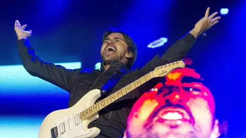 El cantante Juanes en el escenario durante su gira por España. El cantante Juanes en el escenario durante su gira por España.