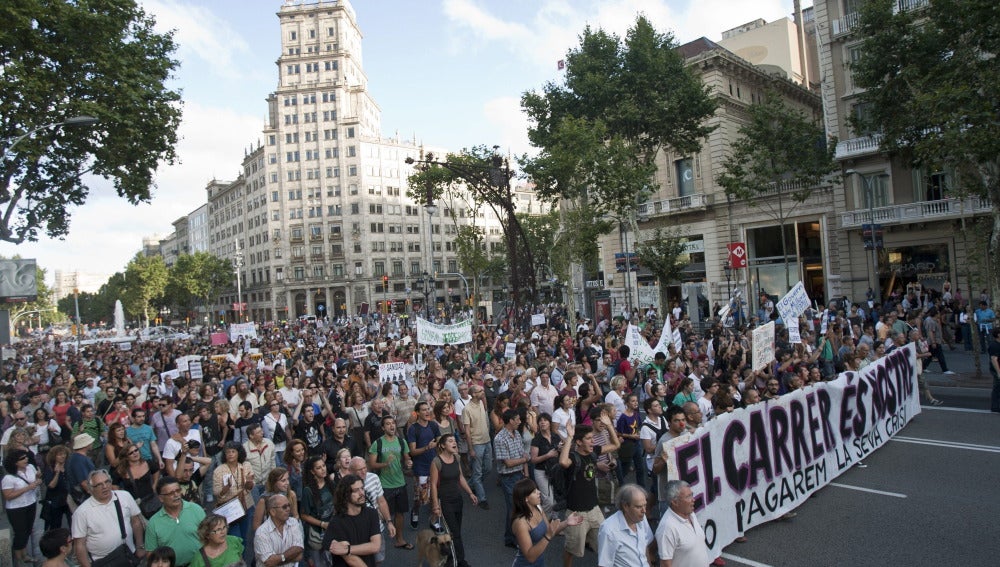 Los indignados se manifiestan delante del Parlament a causa de los recortes sociales