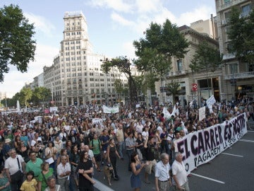 Los indignados se manifiestan delante del Parlament a causa de los recortes sociales