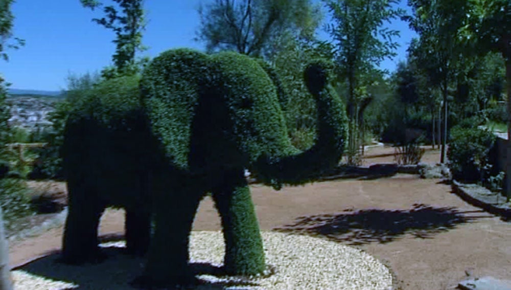 elefantes, dragones, delfines en el jardín encantado de José Antonio