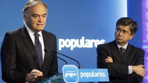 Gonz&aacute;lez Pons en la sede del PP en G&eacute;nova