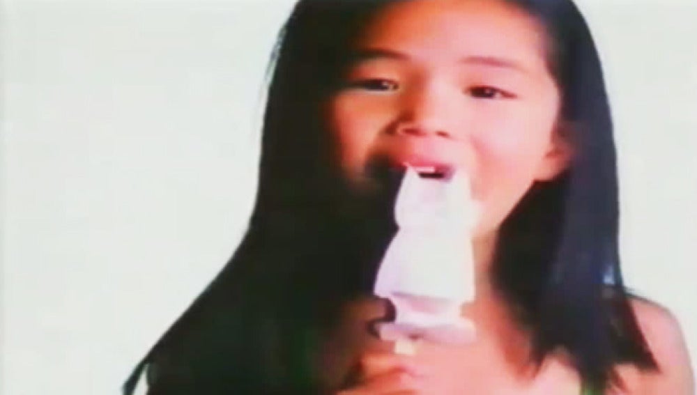 Una niña come uno de los helados de los 80´s.