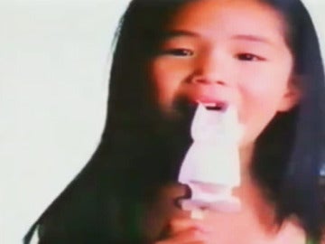 Una niña come uno de los helados de los 80´s.