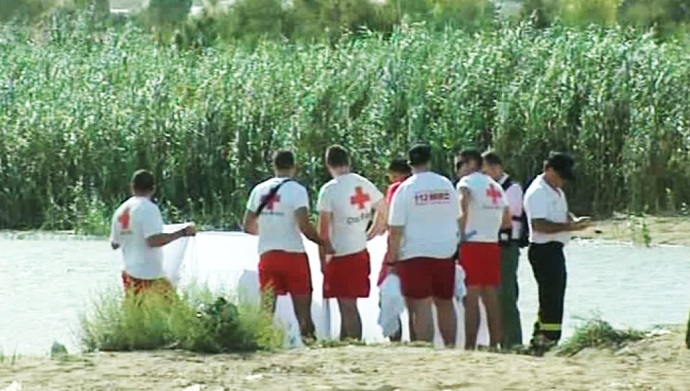 Efectivos de la Cruz Roja en el pantano donde perdieron la vida los niños.