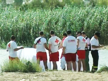 Efectivos de la Cruz Roja en el pantano donde perdieron la vida los niños. Efectivos de la Cruz Roja en el pantano donde perdieron la vida los niños.