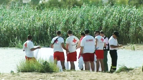 Efectivos de la Cruz Roja en el pantano donde perdieron la vida los ni&ntilde;os.