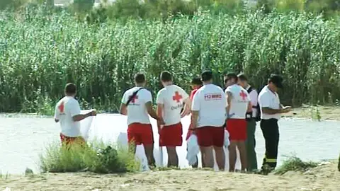 Efectivos de la Cruz Roja en el pantano donde perdieron la vida los niños. Efectivos de la Cruz Roja en el pantano donde perdieron la vida los niños.