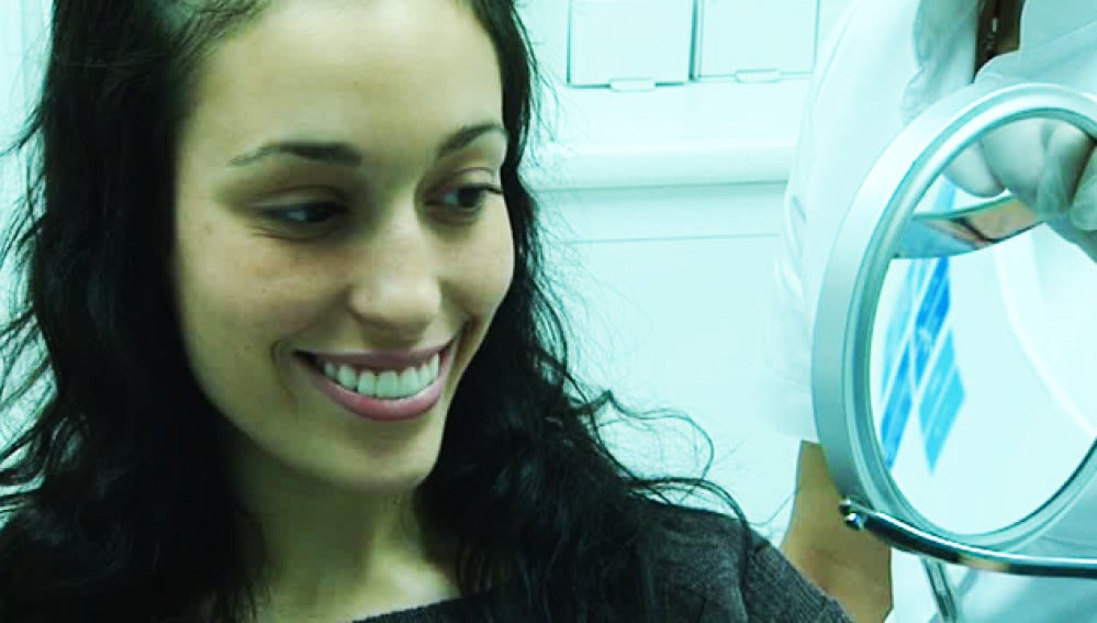 Una joven se somete a un tratamiento dental.