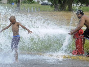 Refrescándose en la calle