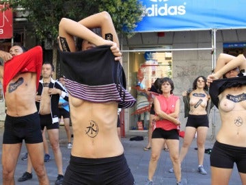 'Striptease' contra Adidas y Nike