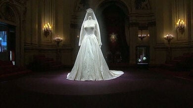 El Palacio de Buckingham abre sus puertas para exponer el vestido de la princesa