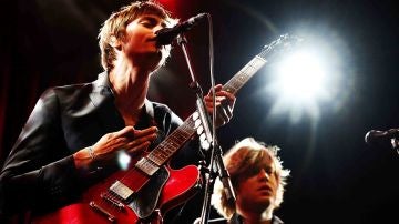 Mando Diao cierra un Low Cost marcado por las condolencias a los caídos