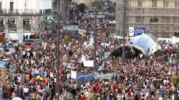 Miles de indignados del 15-M vuelven a tomar la Puerta del Sol