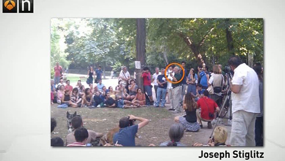 Joseph Stiglitz junto a los 'indignados' en el Retiro