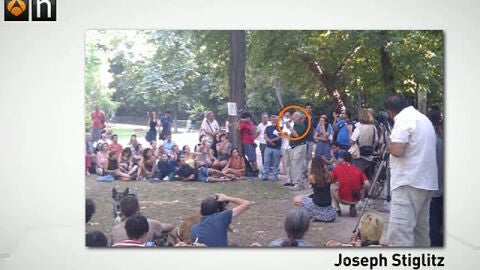 Joseph Stiglitz junto a los 'indignados' en el Retiro