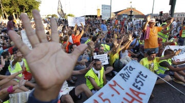 Los 'indignados' del 15-M protestan cerca de la estación de Atocha