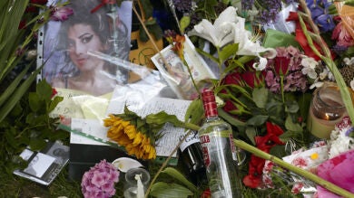 Flores, velas y alcohol rodean la casa de Amy Winehouse en Londres