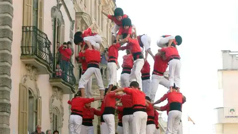 Los castellers intentan tocar el cielo Los castellers intentan tocar el cielo