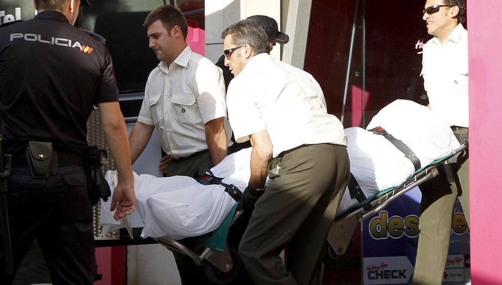 La Policía saca el cadáver del gimnasio