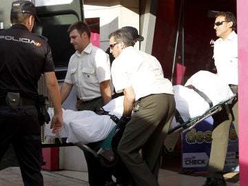 La Policía saca el cadáver del gimnasio La Policía saca el cadáver del gimnasio