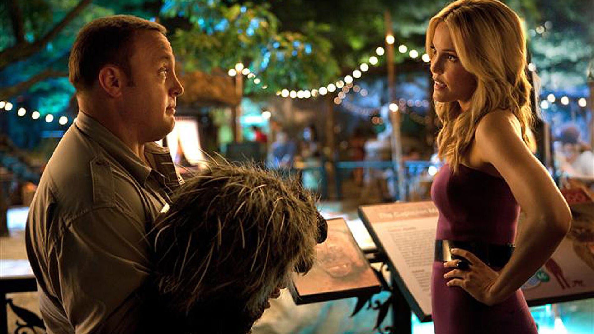 El actor Kevin James junto a una atractiva rubia. 